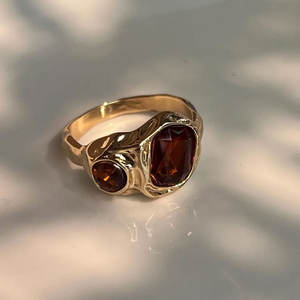 Anillo de Plata de Ley Estilo Vintage con Dos Gemas de Granate en Engaste de Bisel, Certificado por IGI - Product Image 5