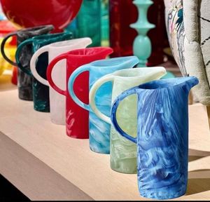 Carafe décorative en résine faite à la main de style occidental, pichet à eau, mugs, carafe à boisson unique en résine à motif tourbillonnant, décoration de table, articles de cuisine - Product Image 6