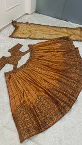 Ensemble Lehenga Choli de créateur pour femmes, de qualité supérieure, avec broderies riches et dupatta, idéal pour les festivals et les occasions spéciales, en vente - Product Image 3