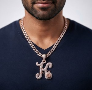 Pendentif initial en moissanite plaqué or rose, forme ronde, breloque diamant, bijou personnalisé pour homme, à porter tous les jours - Product Image 4