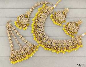 Parure de bijoux ethnique plaqué or antique avec collier ras-du-cou en zircon cubique, pendentif perlé, motif floral, pour mariée, avec boucles d'oreilles, mang tika et pasa - Product Image 1