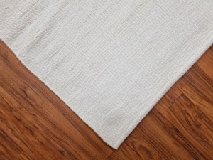 Tapis de salon moderne fait main en laine unie géométrique, à poils moyens, tufté, avec envers antidérapant en latex, blanc - Product Image 1