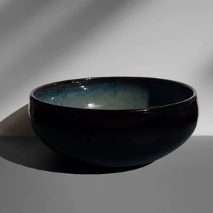 Bol de service en céramique bleu profond de luxe, intérieur brillant, forme incurvée lisse, construction robuste, qualité alimentaire, accent de table contemporain - Product Image 2