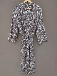 Bata de dormir para mujer con estampado floral coral, manga tres cuartos, largo completo, tejido suave y cierre con cordón - Product Image 1