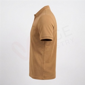 Polo à manches courtes pour homme en camel, 100% polyester, tricoté, respirant, design uni, coupe classique, poche avant - Product Image 3