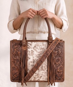 Sac fourre-tout décontracté en cuir véritable avec imprimé animalier, motif floral gaufré et pompon, avec bandoulière pour femme - Product Image 5