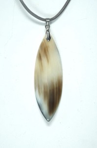 Colgante de Cuerno de Búfalo Genuino, Joyería Hecha a Mano con Estilo, Accesorio de Inspiración Tribal Natural para Compradores Conscientes de la Moda - Product Image 2