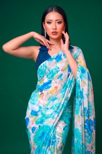 Sari en soie satinée ethnique traditionnel indien à imprimé floral pour les occasions décontractées et les événements festifs pour femmes, tenue élégante et tendance - Product Image 3