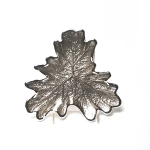 Bandeja Redonda Moderna de Aluminio Hecha a Mano con Diseño de Hoja de Roble, Paquete de Varias Piezas, Bandejas Decorativas para Decoración del Hogar, Zahid Exports - Product Image 1