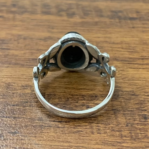 Anillo de ónix negro moderno, diseño artesanal, banda de plata 925, antideslustre, para unisex. - Product Image 4