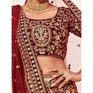 Lehenga choli ชุดเจ้าสาวผ้ากำมะหยี่ปักสีแดง - Product Image 3