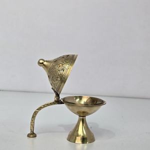 Quemador de incienso de latón Dhoop Dani Pooja con tapa grabada, artesanía tradicional india para decoración del hogar, religiosa, ecológica, para otoño - Product Image 3