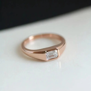 Anillo de Compromiso con Engaste de Bisel, Diamante Cultivado en Laboratorio de Corte Esmeralda de 1ct, Certificado IGI, Claridad VS, Color DEF, Oro de 14K con Rodio - Product Image 2