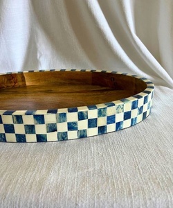 Plateau rond élégant en os incrusté, fait main, en MDF et résine, à compartiment unique, pour bureau, design artisanal - Product Image 1
