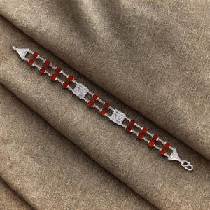 Élégant bracelet Rudraksha à double rangée en argent avec fermoirs triangulaires Ensemble de bijoux fins de style classique - Product Image 3