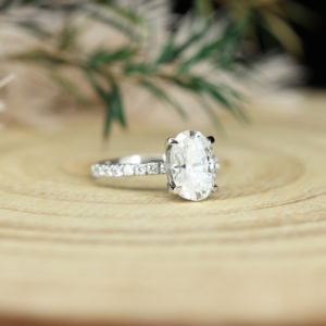 Anillo de Compromiso de Plata 925 con Baño de Oro y Moissanita, Diseño de Halo Oculto con Corte Brillante - Joyería Fina para Mujer - Product Image 3