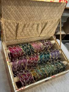 Ensemble chic de chooris en verre cachemiri multicolores avec des bracelets traditionnels Ghungroo pour une mode ethnique festive et contemporaine - Product Image 3