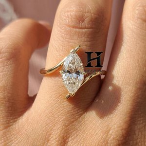 Bague de fiançailles en diamant de laboratoire taille marquise, or jaune 14 carats, solitaire à courbe en S pour femme - Product Image 3