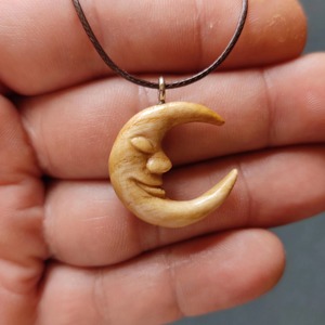 Pendentif en bois en forme de croissant de lune avec visage sculpté, fabriqué en bois naturel pour accessoires de bijoux de style bohème - Product Image 1
