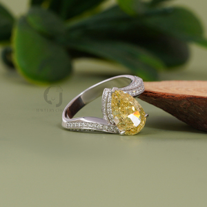 Bague de fiançailles en or blanc 14 carats sertie de diamants jaunes de laboratoire taille poire de 2,51 carats - Product Image 2