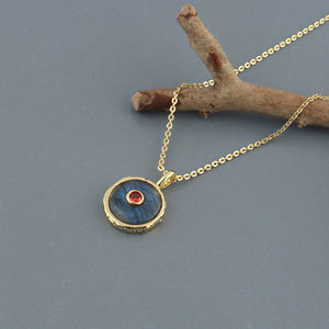 Collar de cadena con colgante redondo de labradorita de piedra natural, estilo hip hop, chapado en oro de 18k, con textura y marco de collet. - Product Image 5