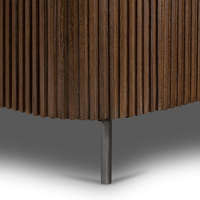 Lit à panneaux tambour en bois massif sculpté à la main, style moderne du milieu du siècle |   Cadre de lit incurvé avec pieds en métal