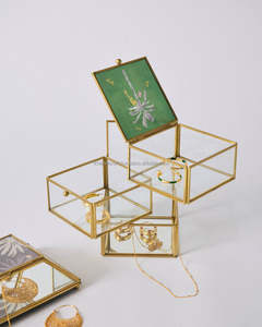 Vente en gros Boîte à bijoux rectangulaire en laiton moderne en verre 3 compartiments Organisateur de rangement Slick Swaying Palm Inspiration Metal - Product Image 3