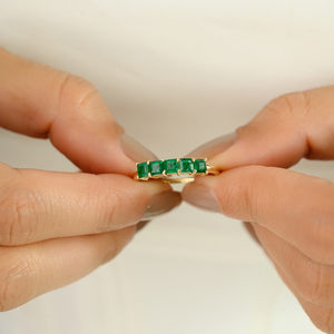 Anillo de Media Eternidad con Gema de Esmeralda de Corte Cuadrado, Diseño Clásico Minimalista, Apilable, Oro Amarillo Sólido K14, Fabricante de Joyería - Product Image 2