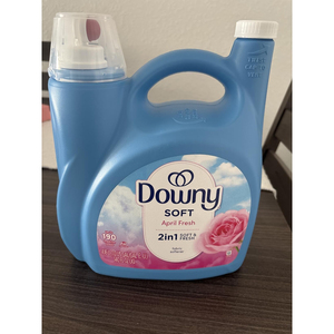 Adoucissant liquide pour tissus 140 fl oz Haute Performance Downy April Fresh Conditionneur pour vêtements pour une douceur supérieure et un parfum agréable - Product Image 1