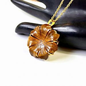 Collier pendentif fleur œil de tigre naturel pour femme, pendentif floral en pierre précieuse œil de tigre sculpté à la main, fait main, vente en gros - Product Image 1
