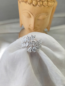 Exquise bague en or blanc sertie de diamants en forme de poire, entourée d'une beauté scintillante, d'une élégance sublimée et d'une brillance éblouissante. - Product Image 1