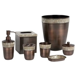 Juego de accesorios de baño de metal con acabado martillado en tonos oscuros, diseñado para una excelencia estética y funcional. - Product Image 3