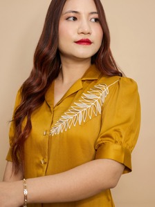 เสื้อเชิ้ตผู้หญิง MYLAH mustard พรีเมียม ผ้าฝ้าย Giza ดีไซน์หรูหรา ทรงสวยเหมาะสำหรับทำงาน ออฟฟิศ และสไตล์ลำลอง ติดต่อซัพพลายเออร์โดยตรง - Product Image 4
