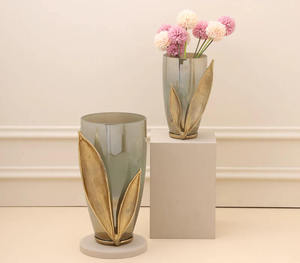 Jarrón de mesa contemporáneo con diseño de hojas doradas, decoración de metal de bronce hecha a mano para inauguración de casa - Product Image 1
