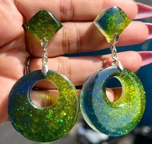 Boucles d'oreilles rondes en résine chic avec finition métallique éblouissante, modelées à la main et durables, décoration d'intérieur - Product Image 3