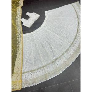 Lehenga Choli de mariée en georgette brodée blanche inspiré de Kiara Advani - Product Image 3