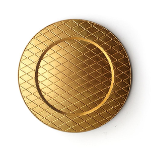 Plato de presentación redondo de lujo en metal dorado con patrón geométrico en relieve y anillo central elevado para hotel - Product Image 1