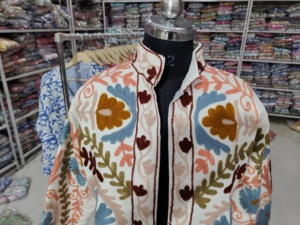 Chaqueta Acolchada de Terciopelo Estilo Bohemio con Bordado a Mano, Patrón de Patchwork, Cuello Mandarín, Manga Larga, Ropa Exterior Casual de Otoño para Mujer - Product Image 4