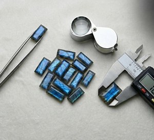 Labradorite rectangulaire taillée 15x30mm, magnifique pierre précieuse naturelle de labradorite à reflets bleus, pierre en vrac pour la vente en gros de bijoux - Product Image 4