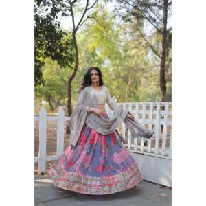 Faux Georgette imprimé numérique avec fil à paillettes lourd travail brodé Lehenga choli - Product Image 2