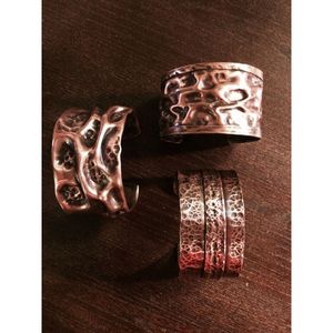 Bracelet en cuivre artisanal avec cristaux, accessoire de mode moderne unique - Product Image 1