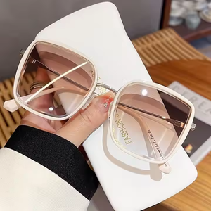Lunettes de soleil tendance pour femmes à monture large, verres PC UV400, idéales pour les voyages et les rendez-vous, vente en gros à prix abordable - Product Image 5