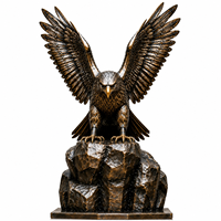 Sculpture d'aigle en métal artisanale de luxe avec des ailes levées sur une base en pierre pour la décoration de la maison, de l'hôtel, du jardin et de l'extérieur