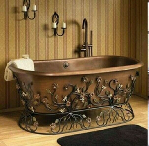 Bañera rústica de cobre envuelta en hierro forjado negro con delicados capullos rosas, disponible a precios de mayorista. - Product Image 3