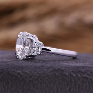 แหวนหมั้นเพชรสามเม็ดพร้อมหินด้านข้างครึ่งดวงจันทร์และการตั้งค่าง่ามคู่สีทอง18K - Product Image 5