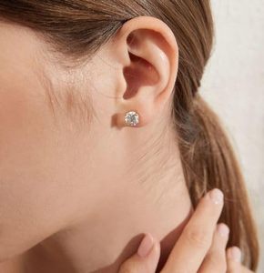Boucles d'oreilles clous minimalistes tendance en or massif 14 carats avec diamants de laboratoire ronds certifiés IGI GAI, bijoux délicats et raffinés - Product Image 5