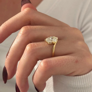 Anillo de compromiso solitario curvo con diamante ovalado de 2.5 ct cultivado en laboratorio, certificado por GIA, E VVS2, con banda curva única en oro sólido de 14K. - Product Image 4