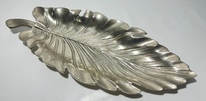 Plateau décoratif en aluminium doré en forme de feuille de Monstera, plat à bibelots en métal texturé vintage, porte-bijoux et bagues, centre de table décoratif - Product Image 6