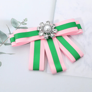 Broche de Lazo Rosa y Verde AKA con Cristales y Perlas, Broche de Solapa Elegante para Mujer, Accesorio de Vestir, Regalo - Product Image 4