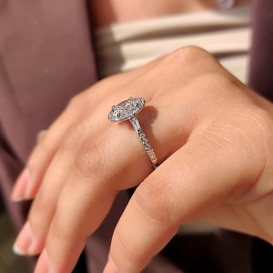Anillo de Compromiso con Diamante Cultivado en Laboratorio de Corte Oval de 1.50-5.00 Quilates, Piedras Laterales en Forma de Baguette, Certificado IGI, Oro de 14K/18K, Plata PT950 - Product Image 5